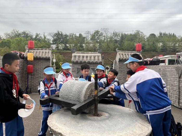 芸阁书院习汉礼 白鹿原上传家训 ——沣东阿房宫小学2024年春季研学旅行活动