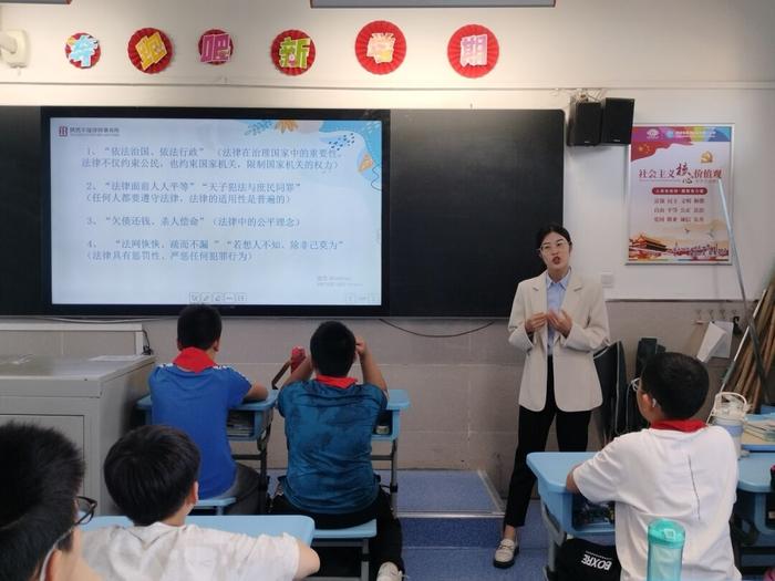 莲湖区远东第二小学开展“普法宣传进校园，培养守法好少年”活动
