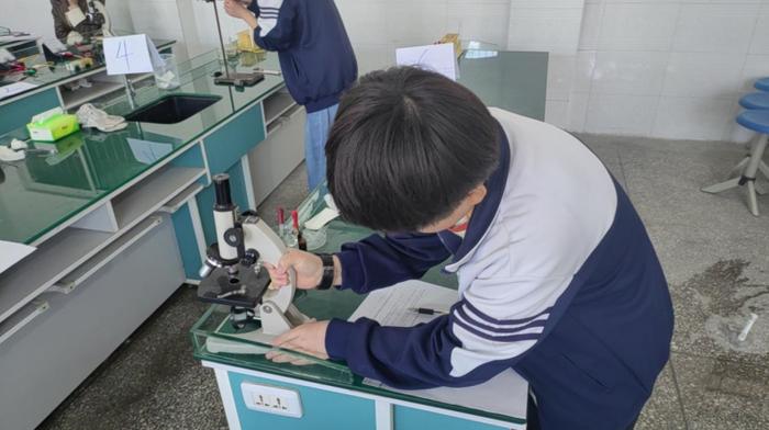 南召县四棵树乡初级中学进行2024年中招理化生实验操作模拟考试