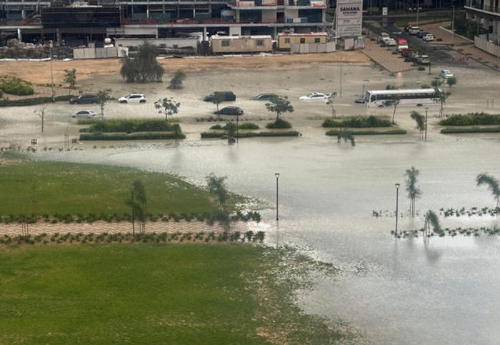 沙漠变泽国！中东多地遭遇大暴雨 迪拜一天就凑够了两年降雨量