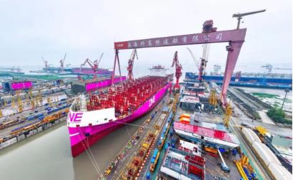 中国船舶外高桥造船2号船坞迎来第100批次出坞
