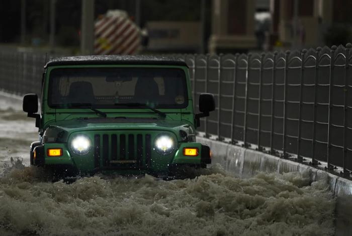 沙漠变泽国！中东多地遭遇大暴雨 迪拜一天就凑够了两年降雨量