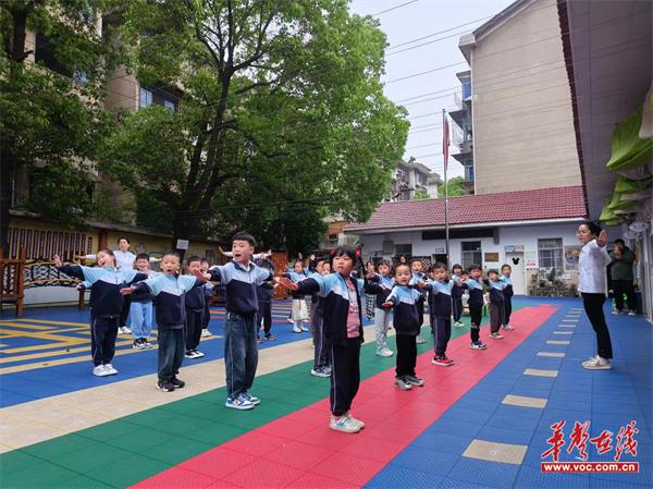 鹤城区幼儿园政府机关分园：童年不同样 早操新花样