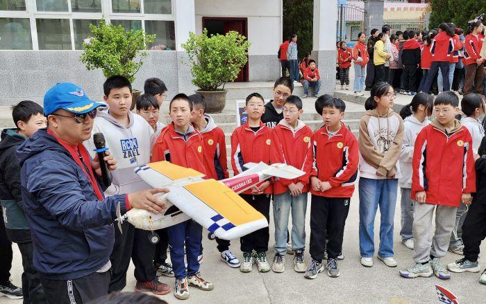 广元市朝天区：航空科普进校园  点亮学子“飞天”梦