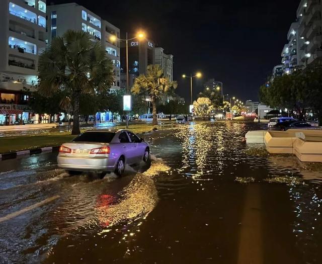 迪拜暴雨致多名旅客滞留机场，受困华人：航站楼里人多得像在下饺子