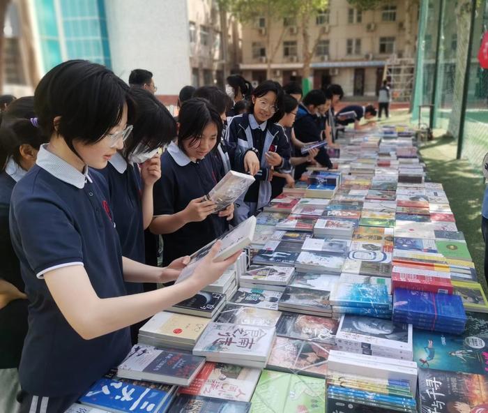 书香明贤 悦读润心——郑州市第二初级中学联合新华书店开展图书进校园活动