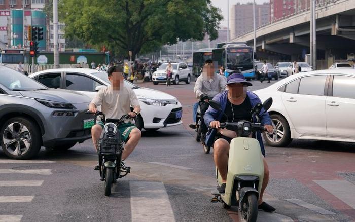 行人车道停留、骑行追逐竞速，北京交警：这些都是违法行为