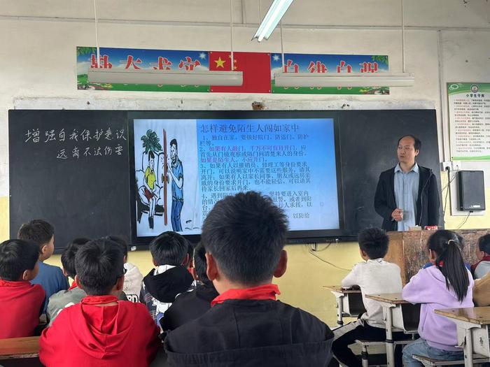 树立安全意识，学生快乐成长——南召县白土岗镇中心小学班主任安全教育主题班会大比武活动