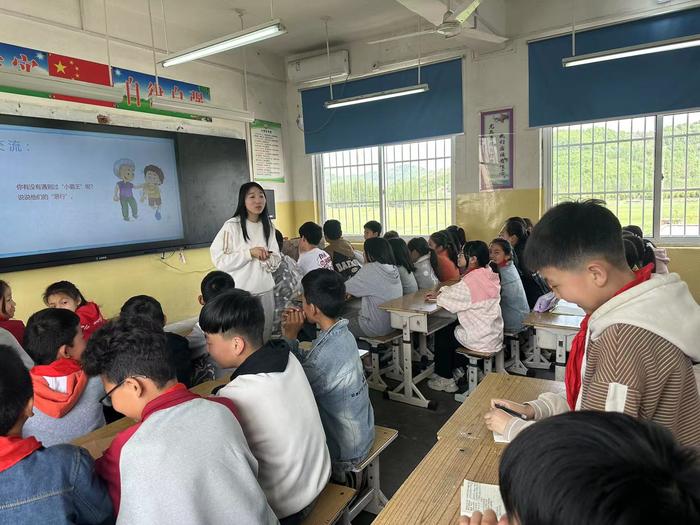 树立安全意识，学生快乐成长——南召县白土岗镇中心小学班主任安全教育主题班会大比武活动