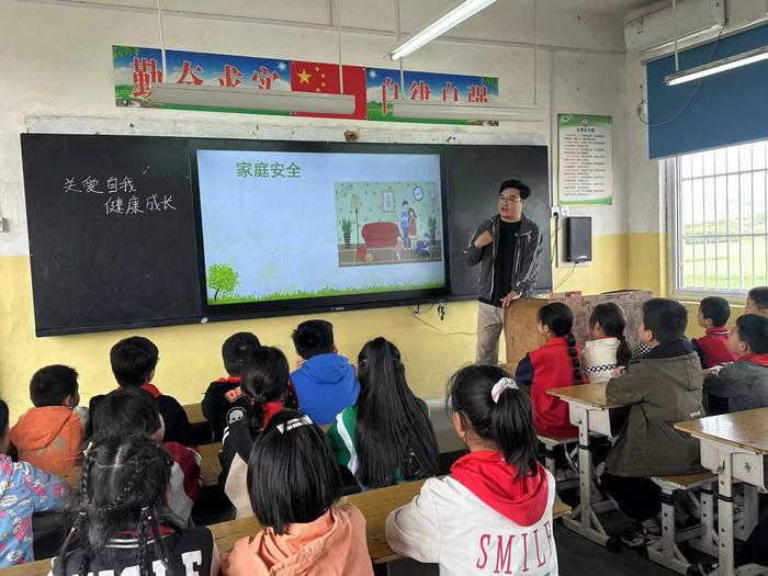 树立安全意识，学生快乐成长——南召县白土岗镇中心小学班主任安全教育主题班会大比武活动