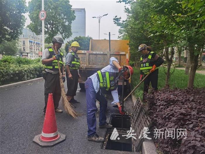 城区2万余座雨水井清掏完成共清理淤泥100吨左右 确保汛期排水畅通