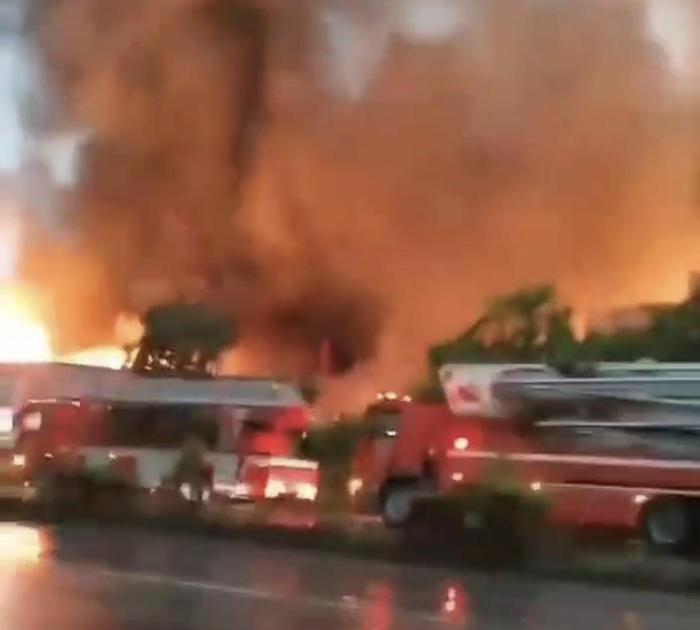 广西兴业一厂房起火，网传雷击造成 消防：无人员伤亡，起火原因正调查