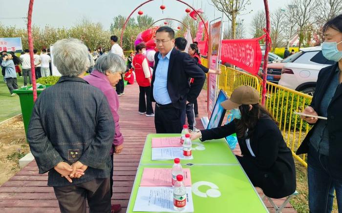 中国人寿安平支公司开展老年险户外宣传活动