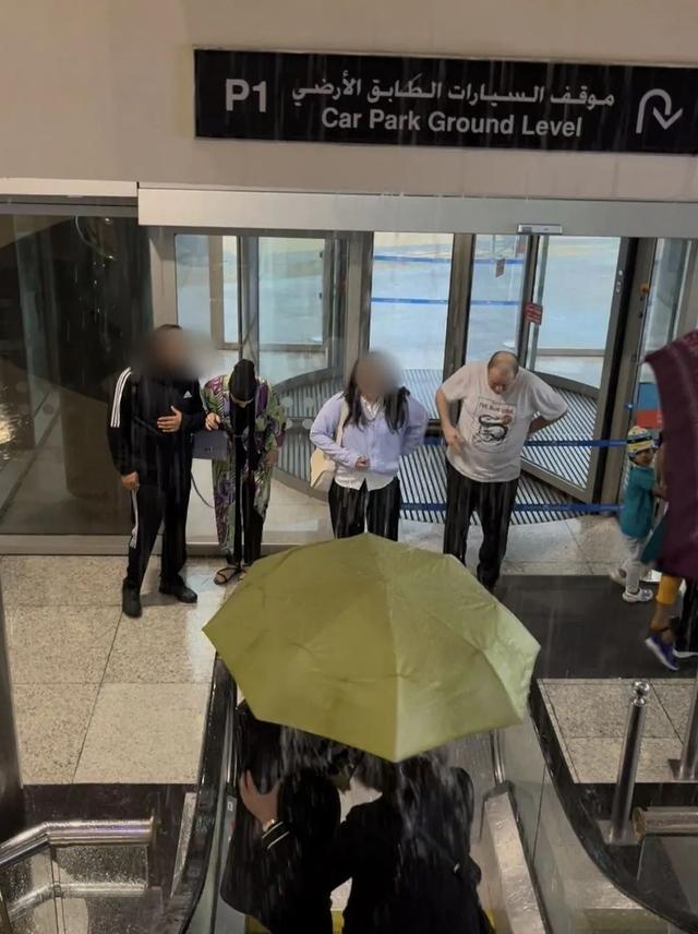 迪拜暴雨致多名旅客滞留机场，受困华人：航站楼里人多得像在下饺子