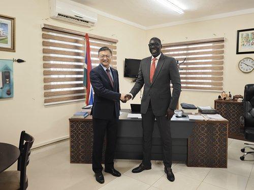 驻冈比亚大使刘晋拜会冈旅游和文化部长乔贝