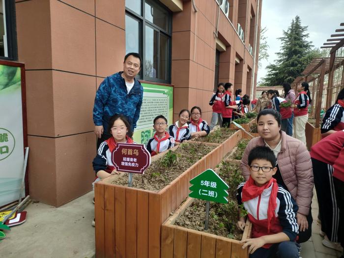 “植”此春色 乐享耕趣 ——未央区徐寨小学汉馨园种植启动活动