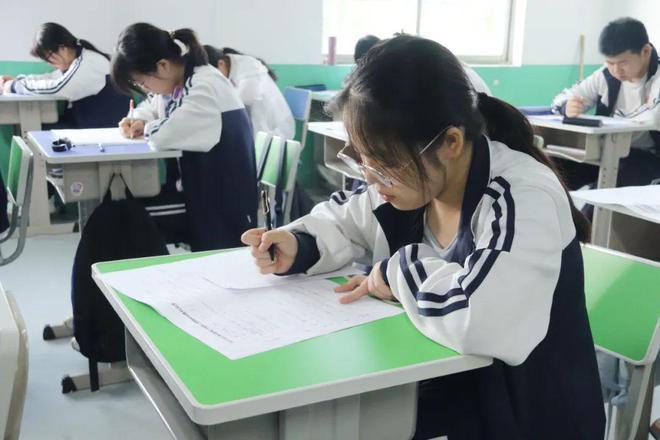 西安东方职业高级中学召开职高三年级模考质量分析会