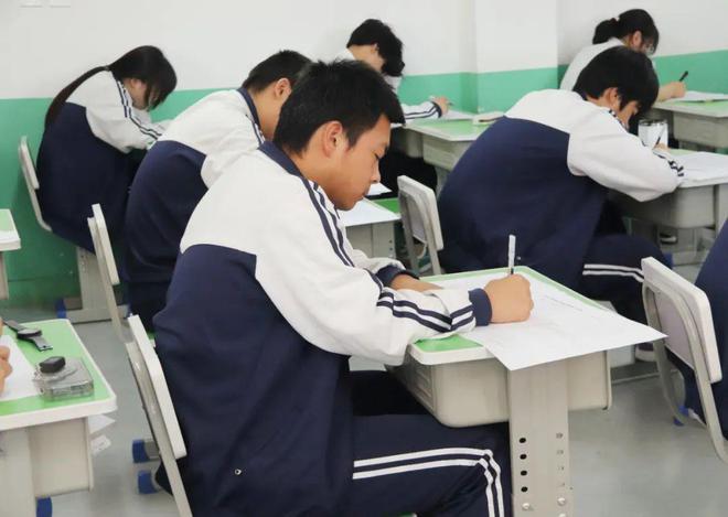 西安东方职业高级中学召开职高三年级模考质量分析会