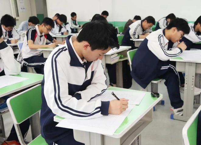 西安东方职业高级中学召开职高三年级模考质量分析会