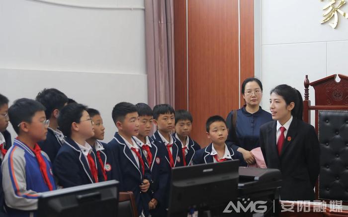 市南漳涧小学五年级的孩子们走进北关区人民法院参观学习