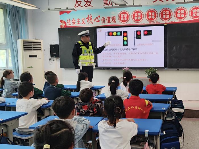 家校携手促成长，凝心聚力育栋梁——管城回族区外国语小学(集团)货栈街校区家长进课堂活动