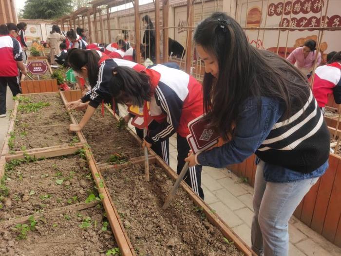 “植”此春色 乐享耕趣 ——未央区徐寨小学汉馨园种植启动活动