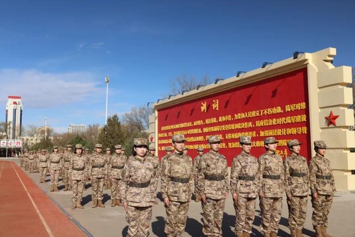 “00后”女兵入伍“满月照”来了！庆幸青春有穿军装的样子