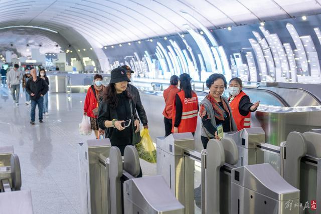 地铁闸机试点“常开”状态，不刷卡能过吗？