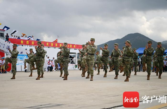 三亚一军港码头举办“军营开放日”活动