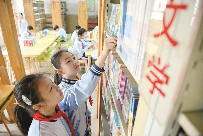 广安小学学生在挑选书籍