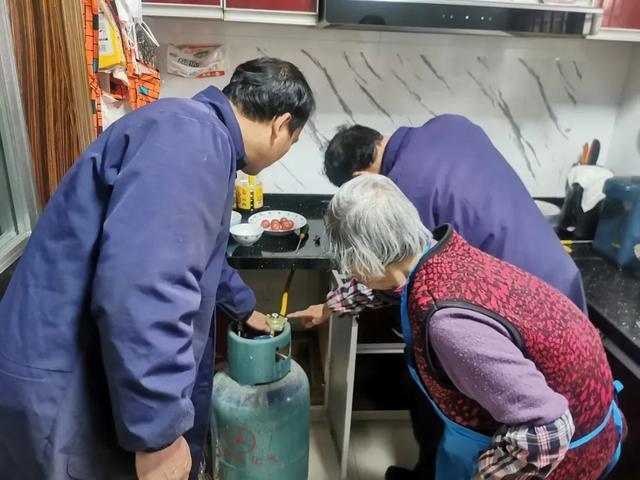 庄行镇这个村免费更换燃气连接软管，防患于未“燃”！