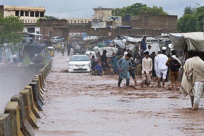 逃离家园，支起帐篷：巴基斯坦暴雨已致近百人死亡