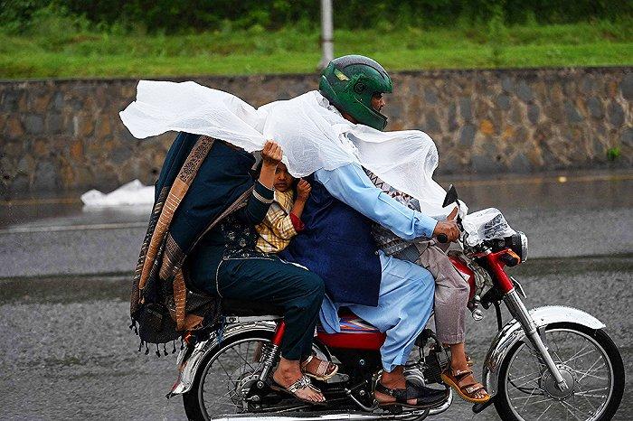 逃离家园，支起帐篷：巴基斯坦暴雨已致近百人死亡