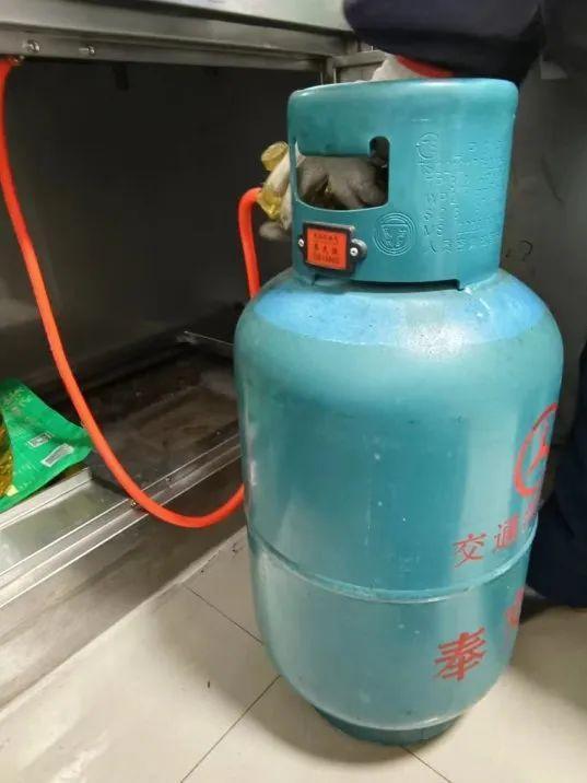 庄行镇这个村免费更换燃气连接软管，防患于未“燃”！