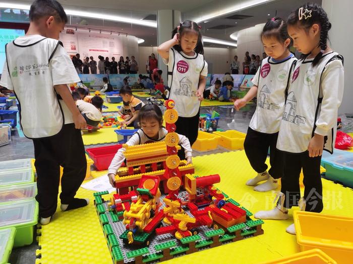 柳州千名少儿赛创新拼协作，机器人挑战赛火热举行