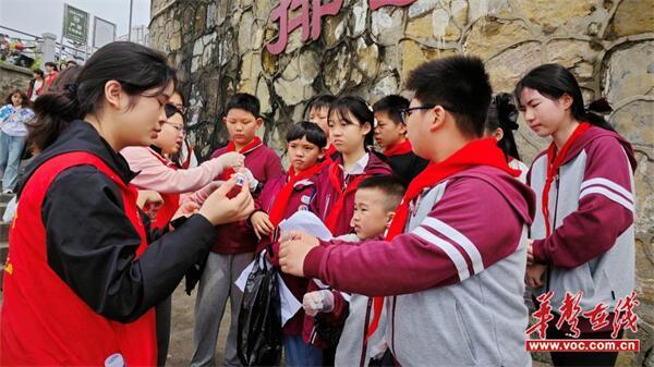 武陵区紫桥小学：保护母亲河 我为地球做家政