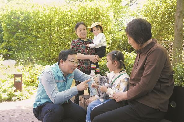 瞧，居委会新来的年轻人