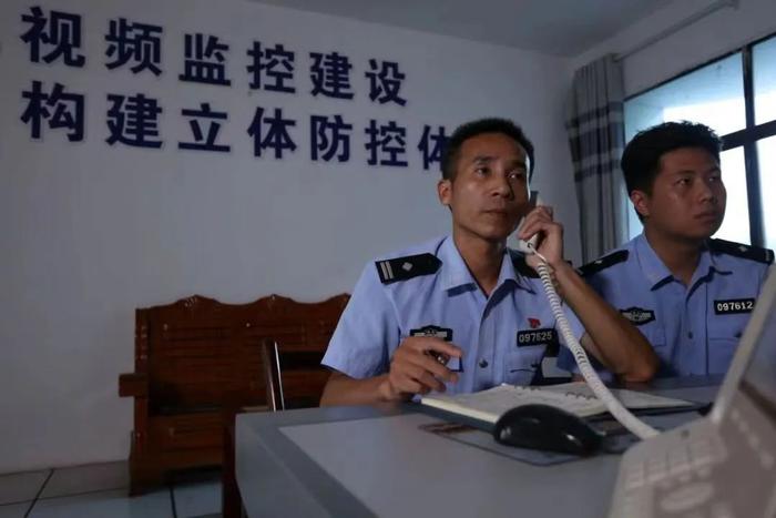 这位民警怎么还帮人介绍起了工作？早安~