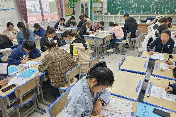 强化新课标之路 二七区刘胡垌小学以考促教明方向