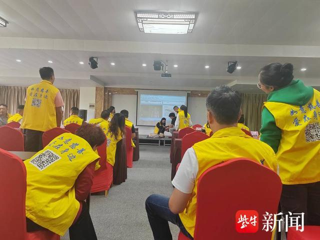 丹阳爱心公益组织成立“善学院”，第一课急救培训使用AED除颤仪