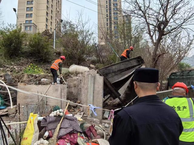 守护水清岸绿 青岛市崂山区沙子口执法中队对姜哥庄水库环境进行整治