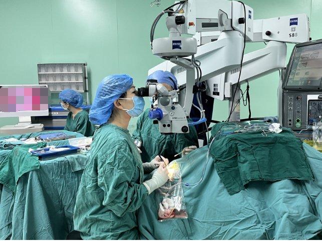 四川省人民医院在西南地区率先开展领扣型人工角膜手术 两位角膜盲患者同日重见光明
