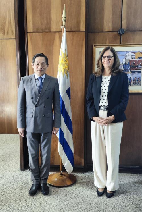 驻乌拉圭大使黄亚中拜会乌工业、能源和矿业部长法西奥