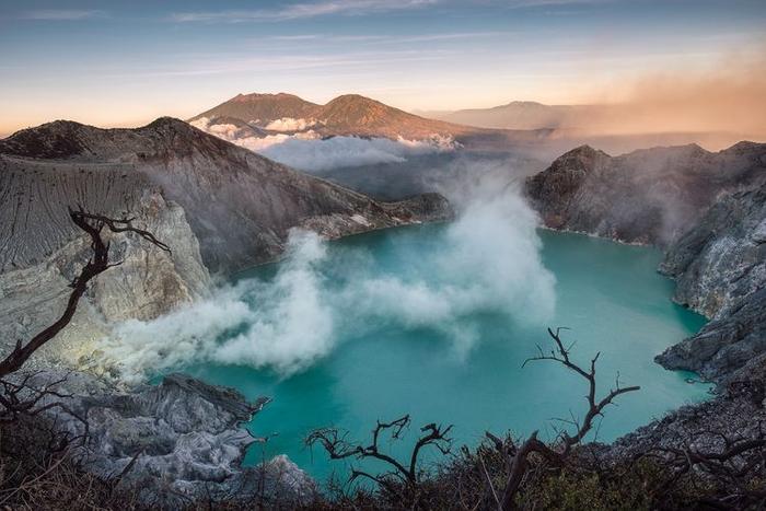 一中国游客因拍照在印尼火山坠亡