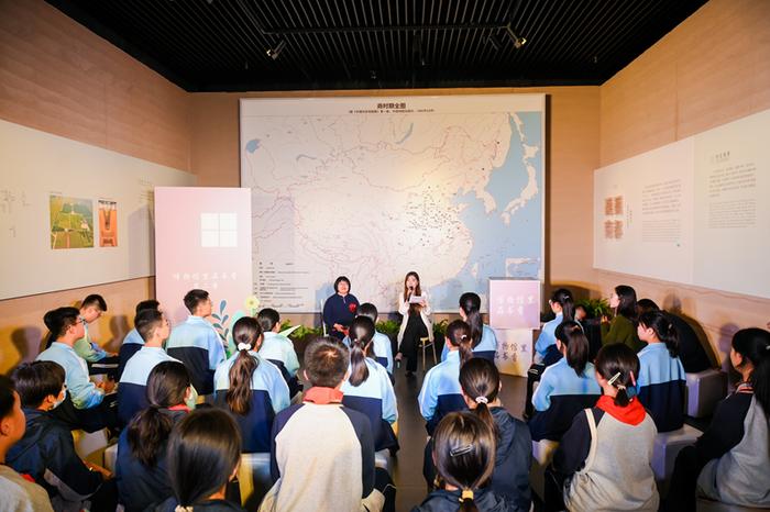 郑州市第四十四初级中学七年级参加“博物馆里品书香”活动