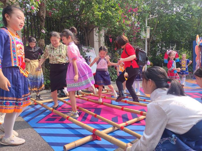 “全国小学优秀校长高级研究班”走进南宁市五象三小