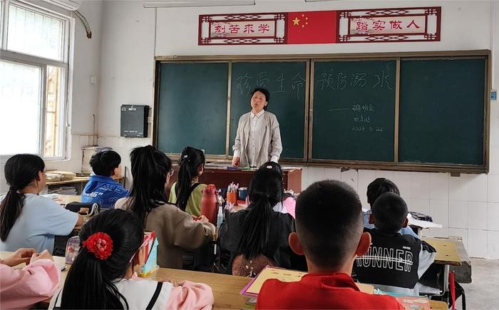 河南南召：马市坪乡白果树小学校开展“珍爱生命，预防溺水”安全教育主题班会活动