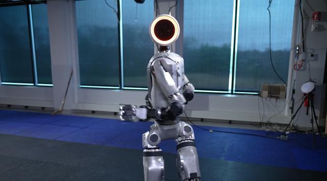 人形机器人Atlas脖子和腰能转180度，机器人一定要造得像人吗？