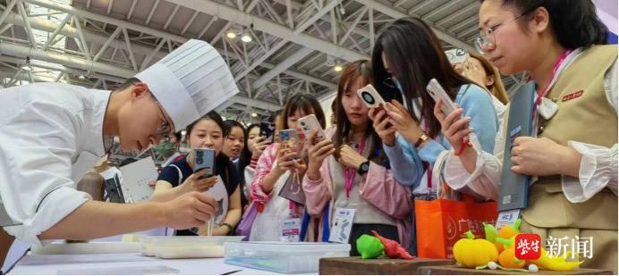 精彩！江旅“扬州繁花”主题展亮相第61届高等教育博览会