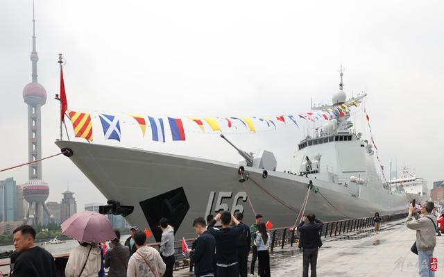 人民海军成立75周年：导弹驱逐舰淄博舰、和平方舟号医院船对市民开放